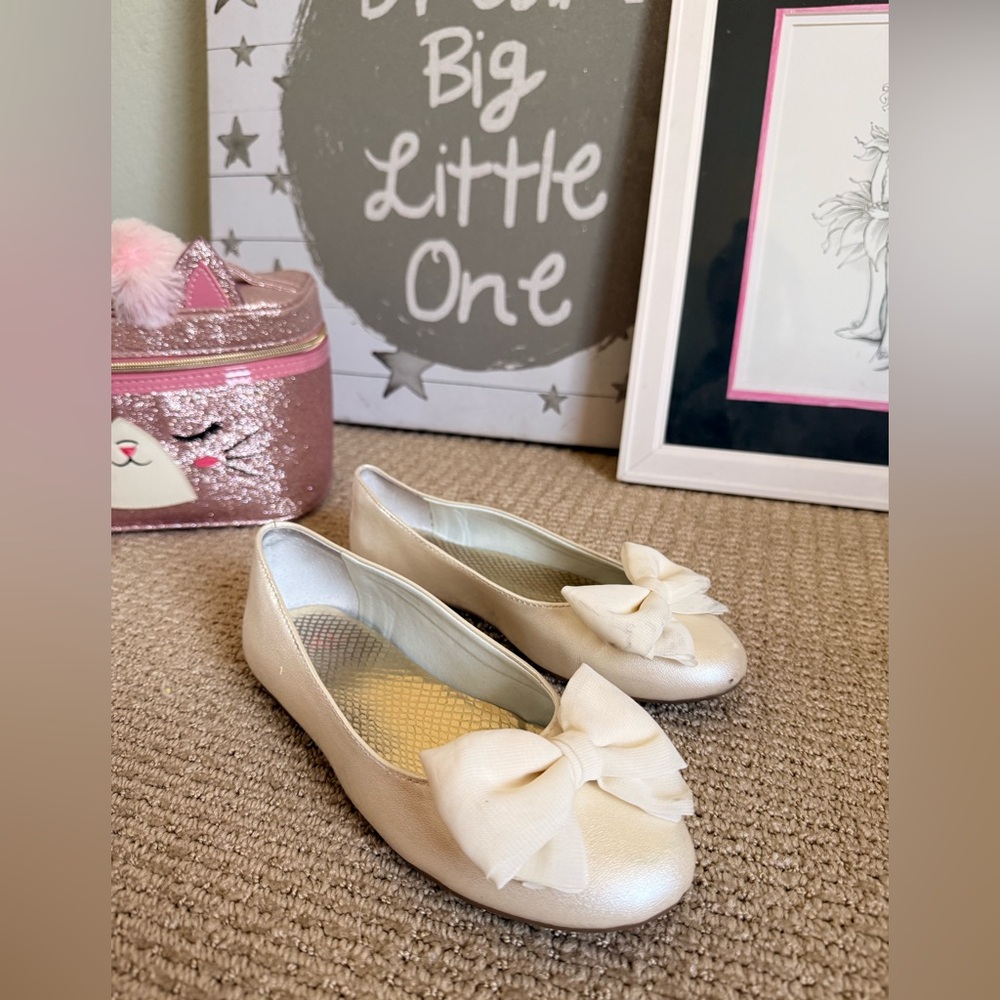 GB Girls Cream Bow Dress Shoes